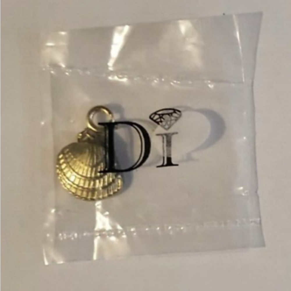 Diamond International DI Sea Shell Charm - Grand Turk- Gold Tone w Clasp - New